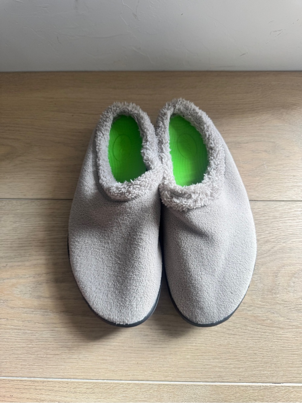 OOFOS OOcoozie Gray Fleece Recovery Mule Slippers with Green Insole
